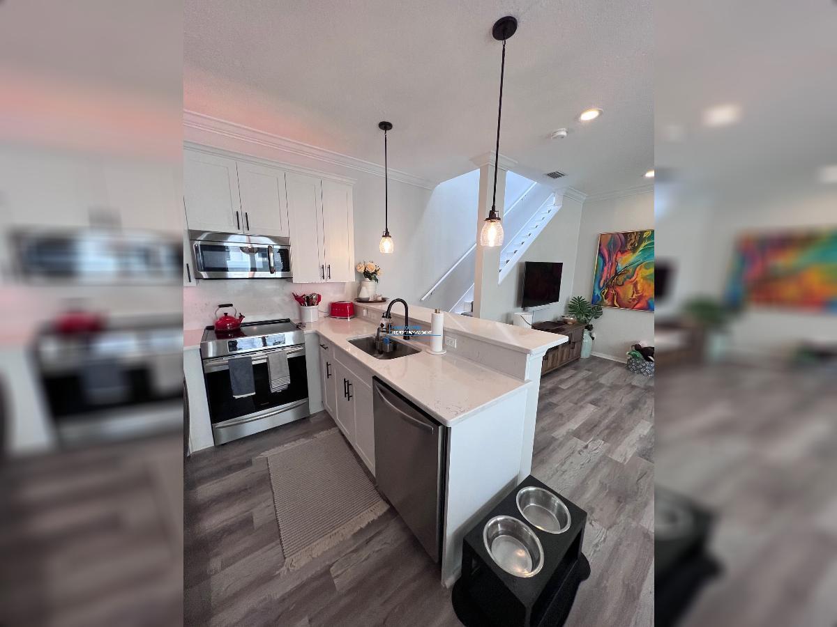 LOCATION, LOCATION! - HYDE PARK TOWNHOUSE! property image
