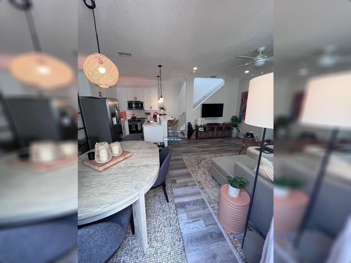 LOCATION, LOCATION! - HYDE PARK TOWNHOUSE! property image