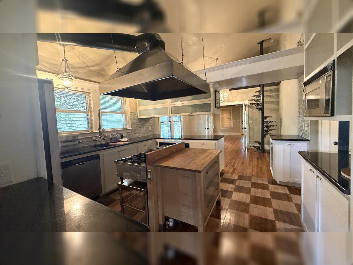 Seminole Heights Beauty - VINTAGE CHARM MEETS INDUSTRIAL & GLAM! property image